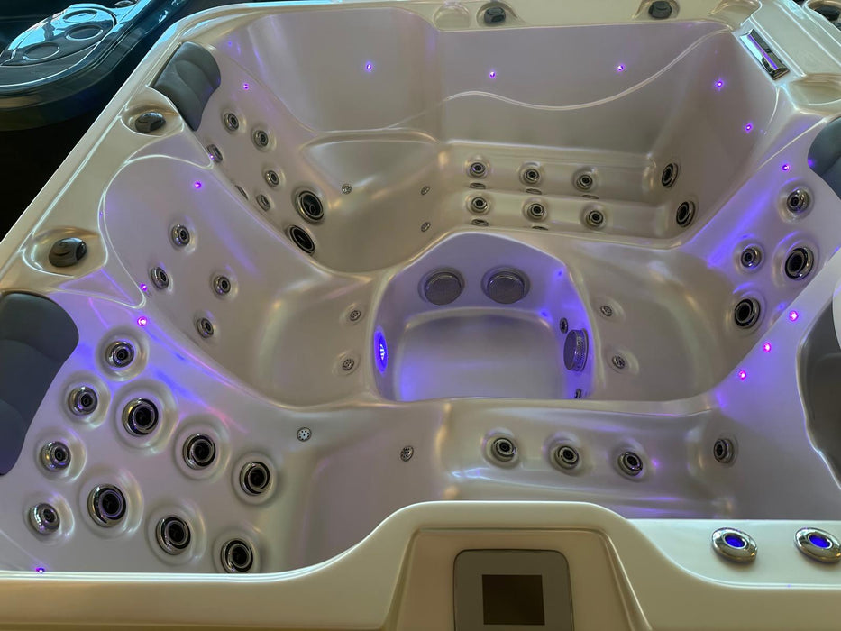 Whirlpool Sky Elite III – Grösse: 200 x 200 x 89 cm