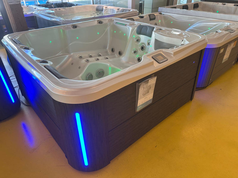 Whirlpool Sky Elite III – Grösse: 200 x 200 x 89 cm